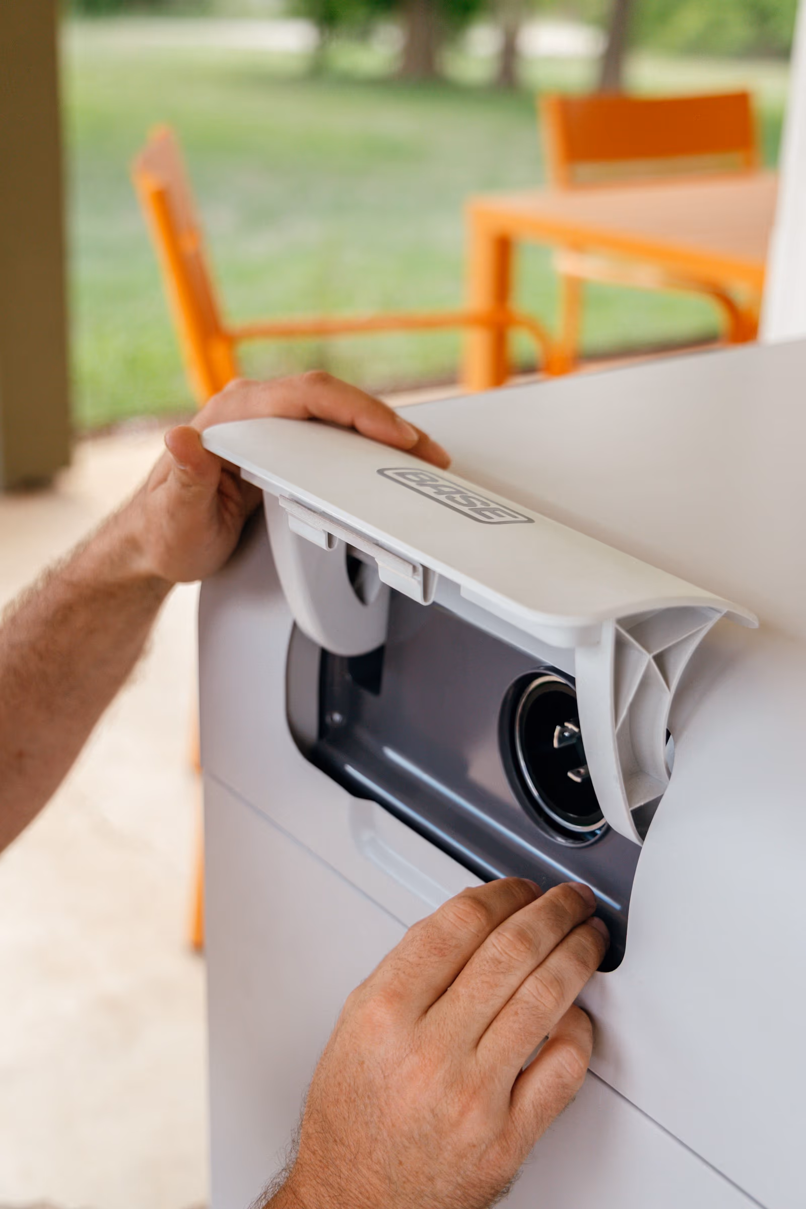 Base battery unit installed outdoors
